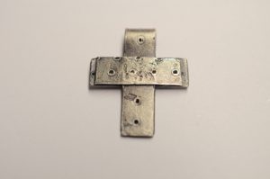 Kreuz Anhänger aus geschwärztem Silber