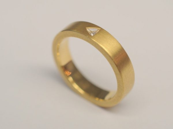 Gelbgoldring mit Diamant "Trilliant"