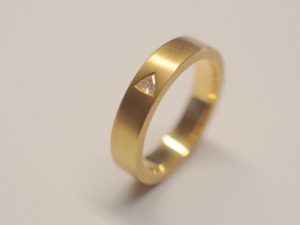 Gelbgoldring mit Diamant "Trilliant"