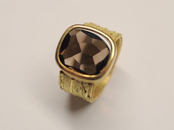 Ring aus 750 Gelbgold mit Rauchquarz