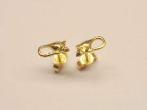 Maus Ohrstecker aus 750 Gelbgold mit Diamant in den Augen gefasst