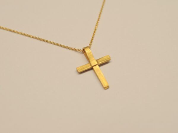 Goldkreuz aus 900er Gelbgold an Ankerkette