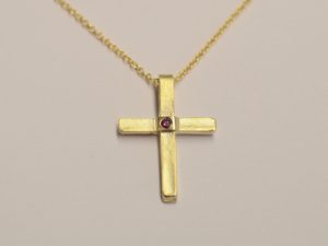 Kleines Kreuz aus 585 Gelbgold mit rosa Diamant