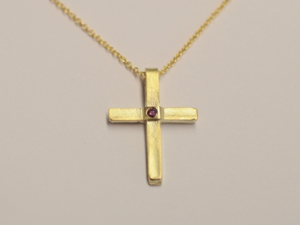 Kleines Kreuz aus 585 Gelbgold mit rosa Diamant