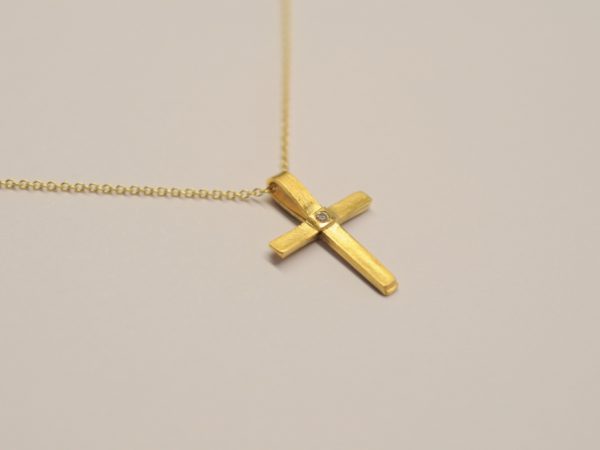 Kleines Kreuz aus 900 Gelbgold mit Diamant