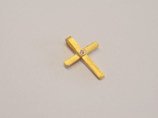 Kleines Kreuz aus 900 Gelbgold mit Diamant