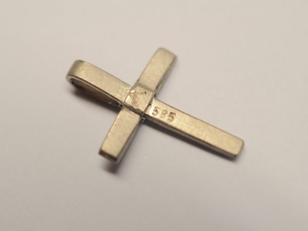 Kleines zartes Kreuz als Anhänger aus 585 Weißgold - Rückseite