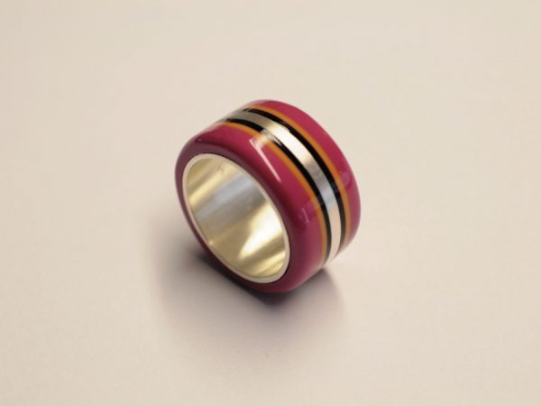 Brombeerfarbener Acetat-Ring