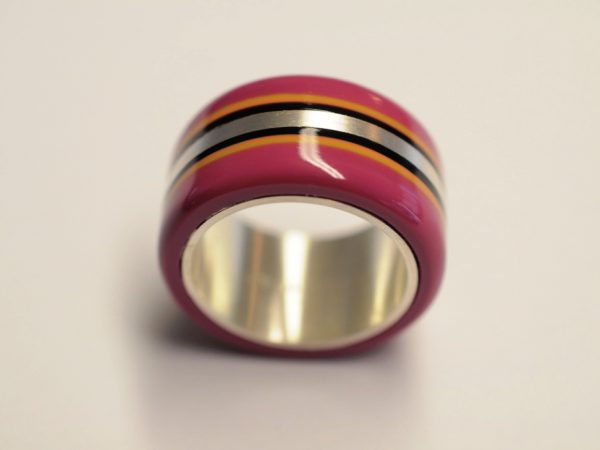 Brombeerfarbener Acetat-Ring