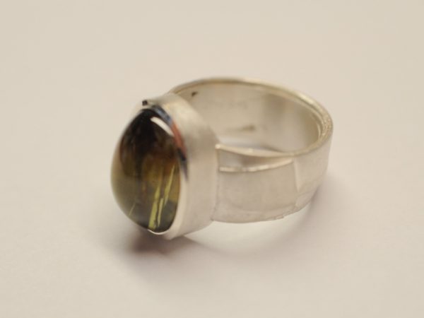 Ring aus Silber mit Andalusit Cabochon