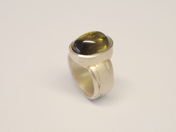 Ring aus Silber mit Andalusit Cabochon