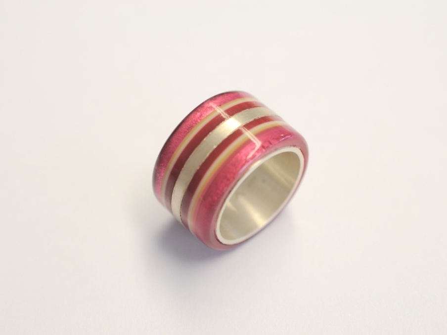 Acetat-Ring mit pink-roten Streifen
