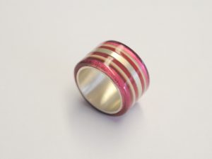 Acetat-Ring mit pink-roten Streifen