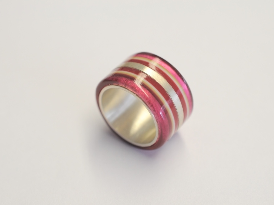 Acetat-Ring mit pink-roten Streifen