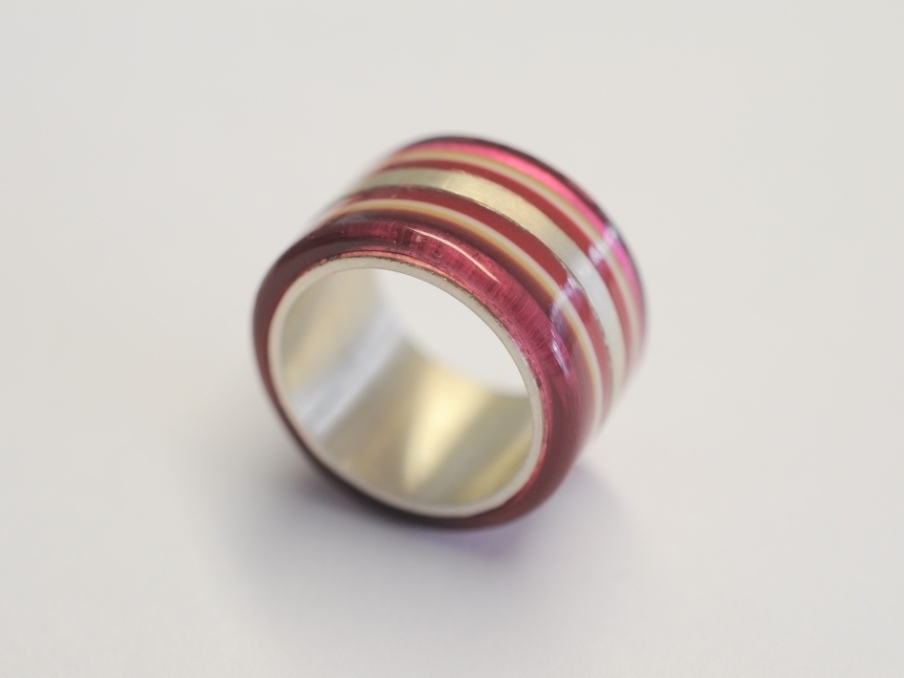 Acetat-Ring mit pink-roten Streifen