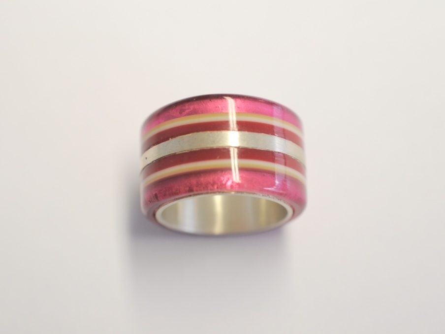 Acetat-Ring mit pink-roten Streifen