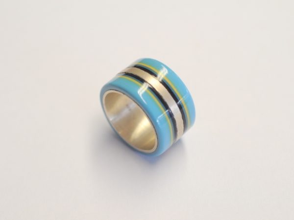 Hellblauer Acetat-Ring mit gelb/schwarzen Streifen