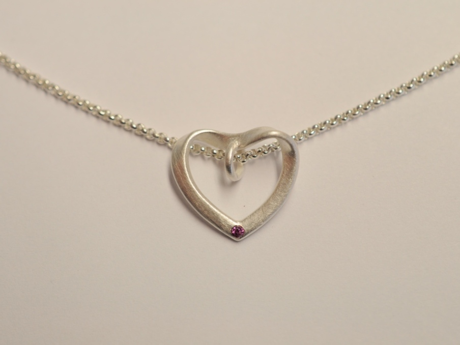 Herz aus Silber mit farbigem Diamant (magenta) im höllwerk Shop