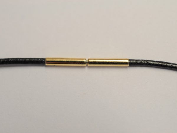 Schwarzes Lederband mit vergoldetem Bajonettverschluss