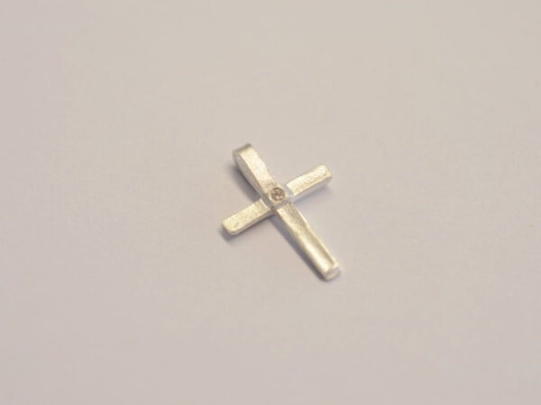 Kleines Kreuz aus Silber mit Diamant