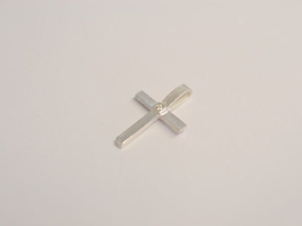 Kleines Kreuz aus Silber mit Diamant