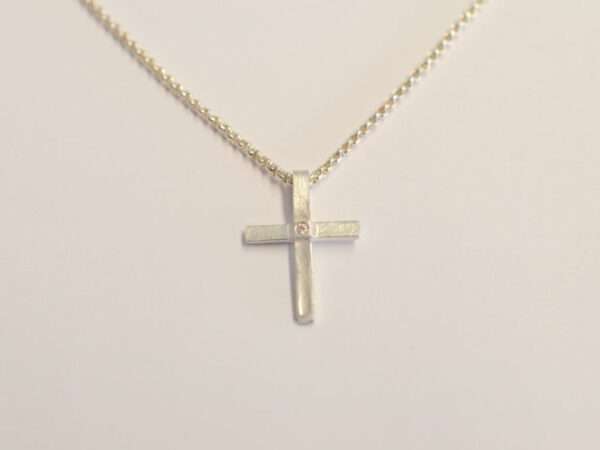 Kleines Kreuz aus Silber mit Diamant