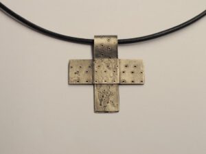 Strukturiertes Kreuz aus geschwärztem Silber