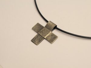 Strukturiertes Kreuz aus geschwärztem Silber
