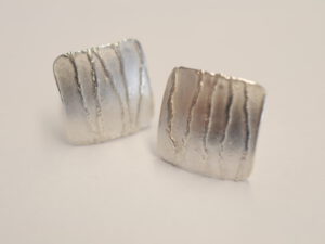 Ohrstecker Fadenstruktur aus Silber