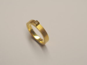 Ring GG 750 mit gelblichem Rohdiamant