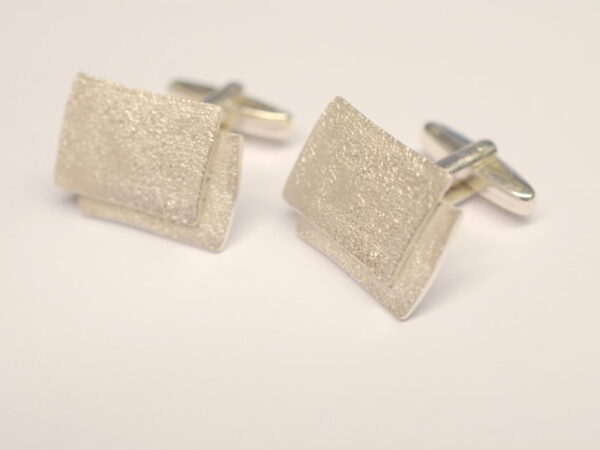 Manschettenknöpfe aus Silber mit Oberflächenstruktur