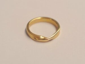 Möbiusband Ring 750 Gelbgold