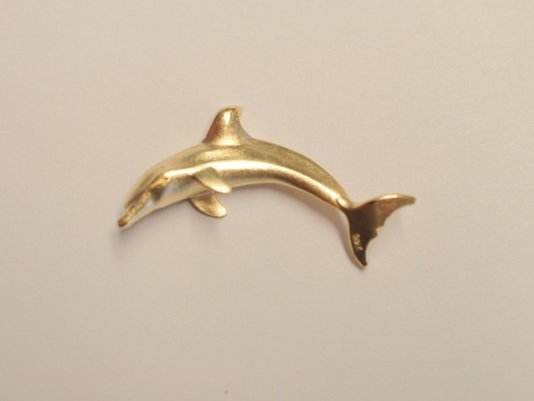 Delfin als Anhänger aus vergoldetem Silber