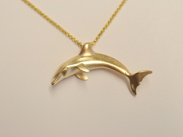 Delfin als Anhänger aus vergoldetem Silber