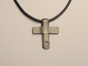 Kreuz aus geschwärztem Silber V22