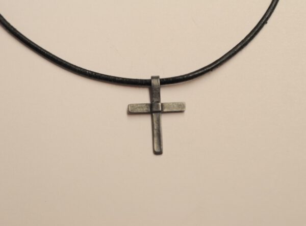 kleines Kreuz aus Silber - Oberfläche schwarz an Lederband