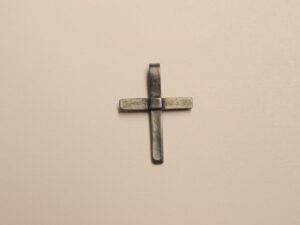 kleines Kreuz aus Silber - Oberfläche schwarz