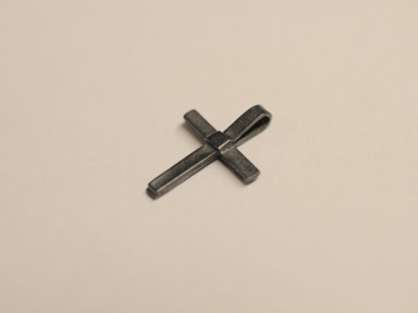 kleines Kreuz aus Silber - Oberfläche schwarz