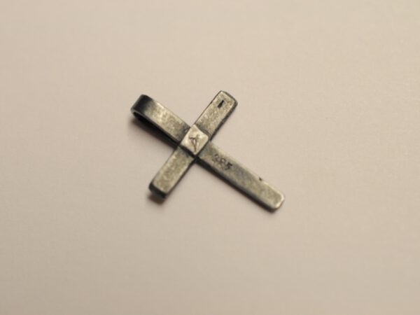 kleines Kreuz aus Silber - Oberfläche schwarz, Rückseite