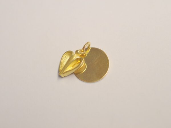 kleiner Schutzengel aus 750 Gelbgold mit Gravurplatte