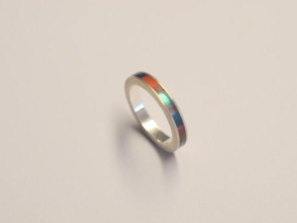 Schmaler Ring aus Silber mit buntem Acetat