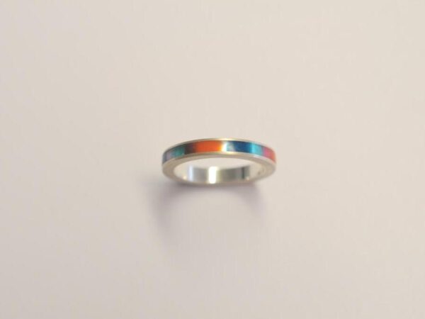 Schmaler Ring aus Silber mit buntem Acetat