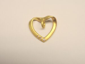 Herz Anhänger 18 Karat Gold mit drei Diamanten besetzt