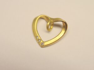 Herz Anhänger 18 Karat Gold (750 Gelbgold) mit 3 Diamanten