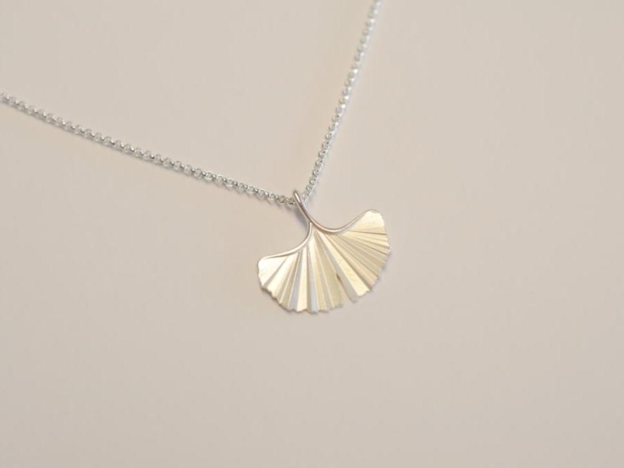 Ginkgoblatt Kettenanhänger aus Silber (klein)