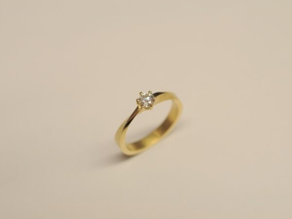 Möbiusband Solitär Ring aus 750 Gelbgold