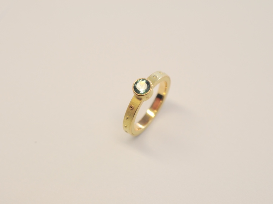 Turmalin-Ring 750 Gelbgold mit strukturierter Oberfläche