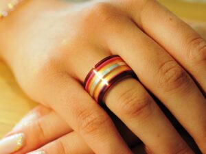 Silberring mit Acetat - Modell Granatapfel