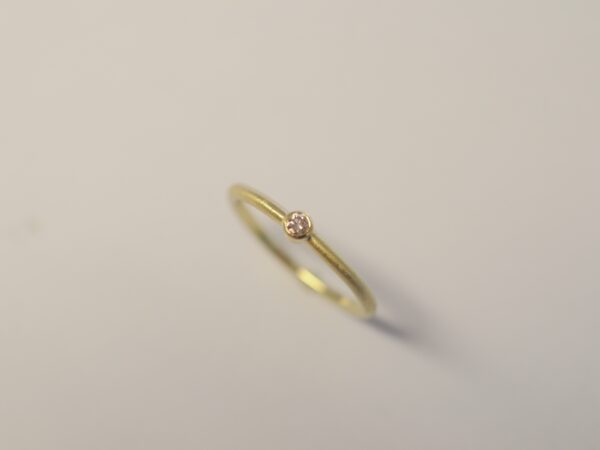 Solitärring aus 585 Gelbgold mit braunem Diamant im Brillantschliff