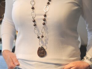 Lange Silber Gliederkette mit braunen Perlen und Jade-Anhänger mit Hasenmotiv